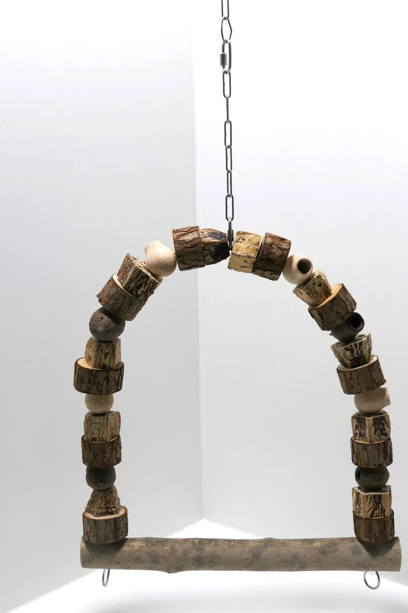 Vogelschaukel mit Holzkugeln, Nüssen und Stöckchen. Groß.