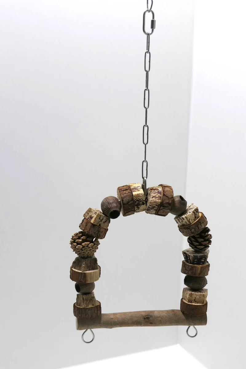 Vogelschaukel mit Holzkugeln, Nüssen und Stöckchen. Klein
