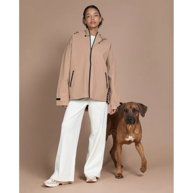 PAIKKA Human Visibility Raincoat Lite taupe – Reflektierende Unisex Regenjacke