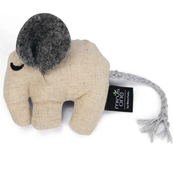 Minus One Elefant mit Katzenminze